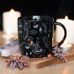 Tasse mit Hexen und Krist